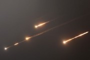 深圳伊朗以导弹齐射回应以色列的大规模袭击