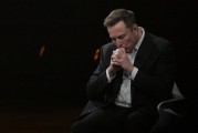 深圳特斯拉股价收涨超3%：特朗普无意沟通，马斯克父亲劝儿子低头